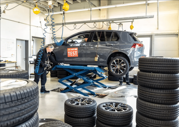  Sommerreifentest: ACE Lenkrad montiert die Reifen für den Vergleichstest