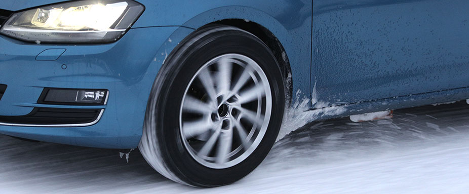 ADAC und TCS testeten die Winterreifen 2021 auf einem VW Golf im Schnee